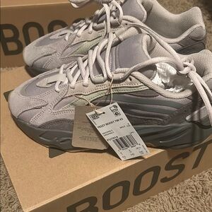 Yeezy Boost 700 V2 Sneakers - Gray